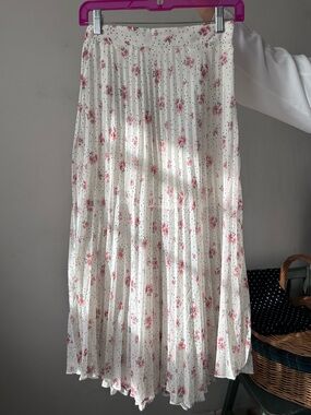 Floral white and pink midi skirt
Fits XS and S, up to 26 inch waist
